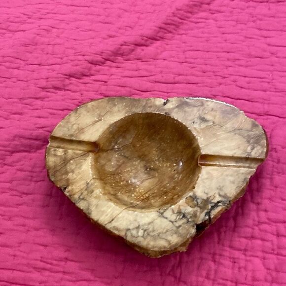 Action LobecoNatural alebaster  ashtray - Picture 1 of 7